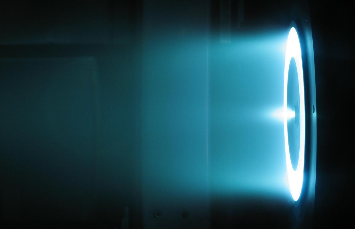 Двигатель на эффекте Холла — разновидность ионного двигателя — на испытаниях в Лаборатории реактивного движения NASA